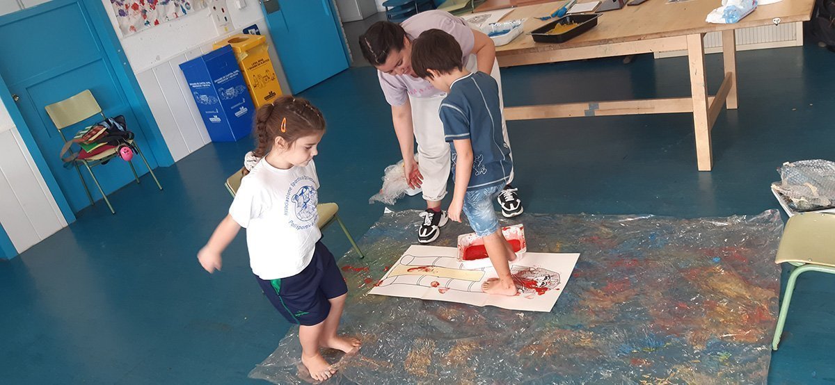 Pintando Sarcófagos con los Pies 1