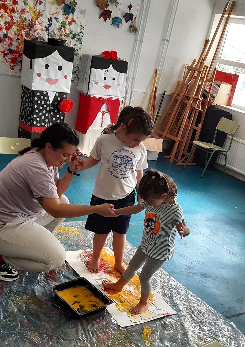Pintando Sarcófagos con los Pies 2