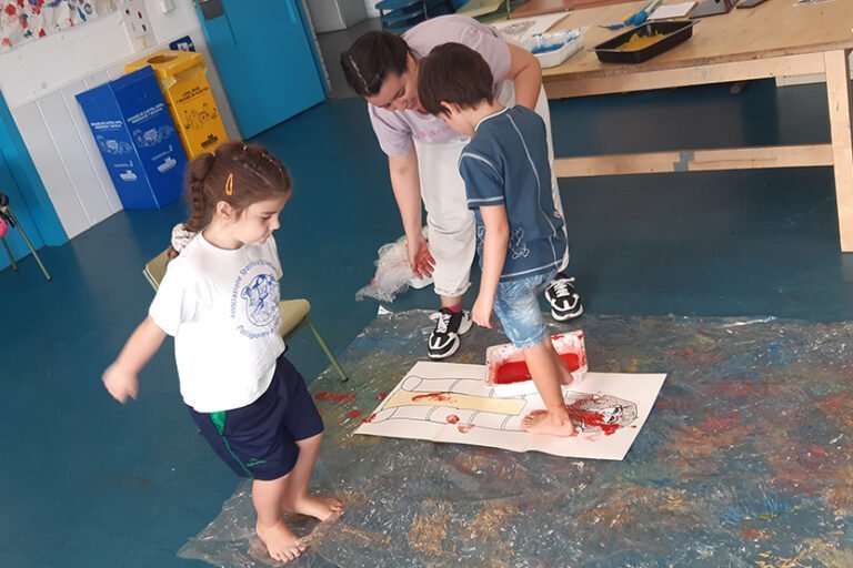 Pintando_Sarcófagos_con_los_Pies_1